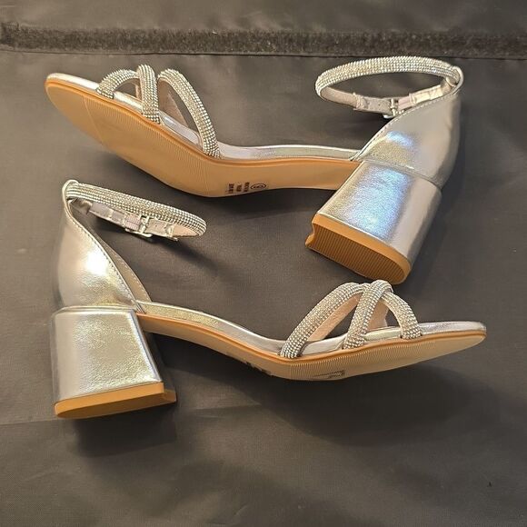 BRAND NEW DELICIOUS RHINESTONE-EMBELKISHED TRIPLE-STRAP LOW BLOCK SANDAL - Picture 9 of 16